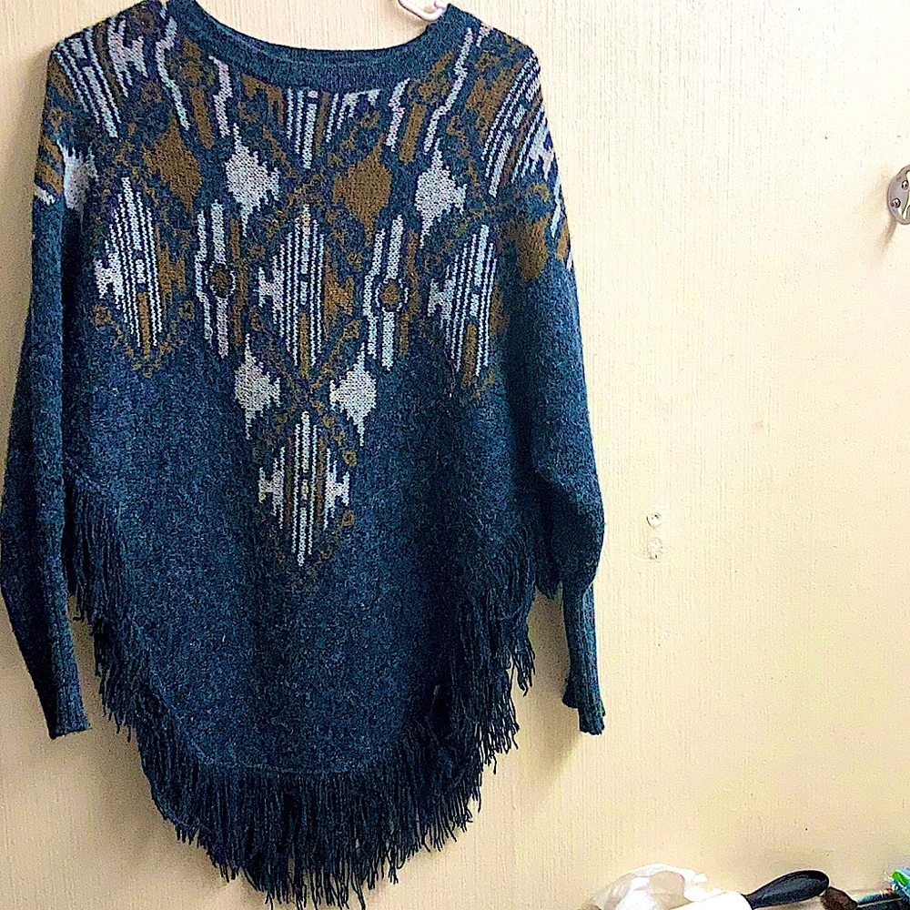 Selling a beautiful handmade Aztec design women’s poncho. New without tags👌🏽💎